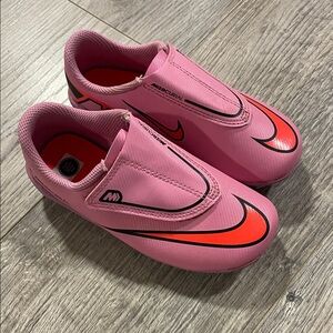 Nike Kids pink Ground Low-Top Soccer Clea